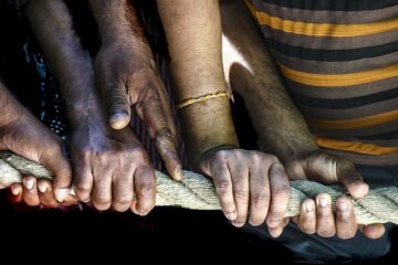 Χέρια ατόμων διαφορετικών φυλών που κρατούν το ίδιο σκοινί
