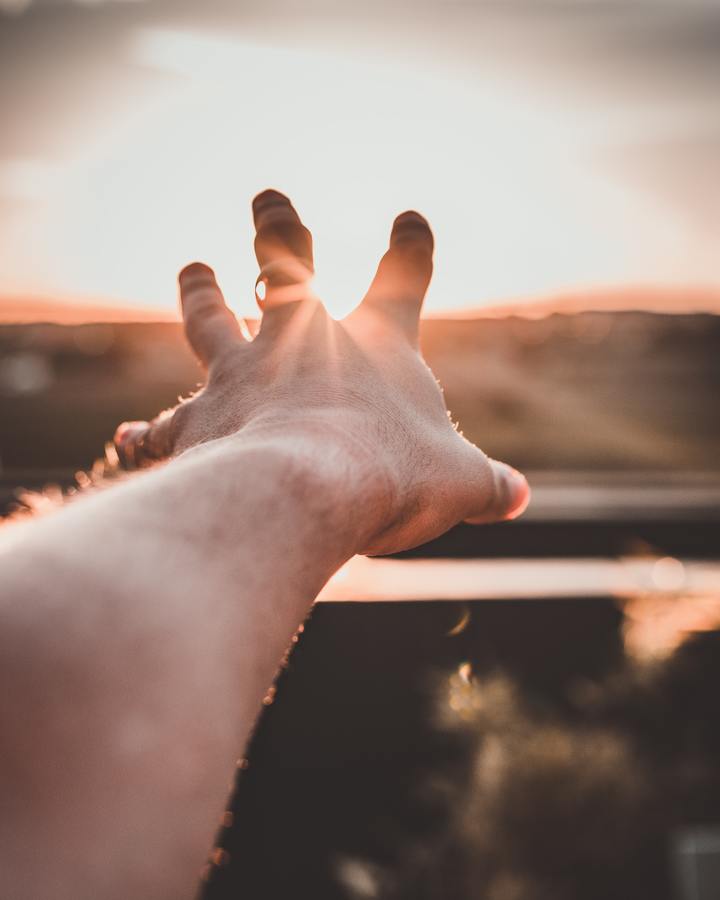 Χέρι που δείχνει τον ήλιο