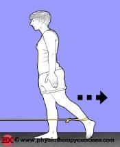 Ασκήσεις γόνατο - Έκταση ισχίου από όρθια θέση με χρήση Theraband